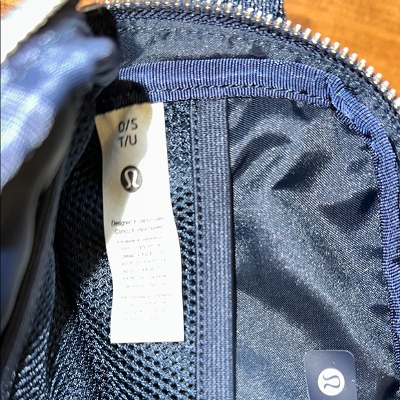 Lululemon Everywhere Belt Bag - Navy NWT - Picture 8 of 9